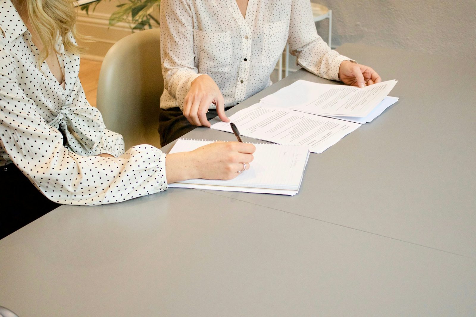 Dirigeants relisant un contrat